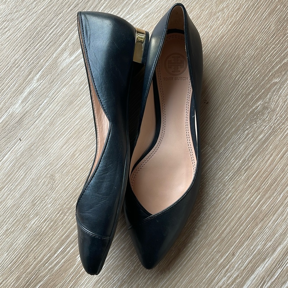 Tory Burch black leather flats w/ gold heel - sz 8